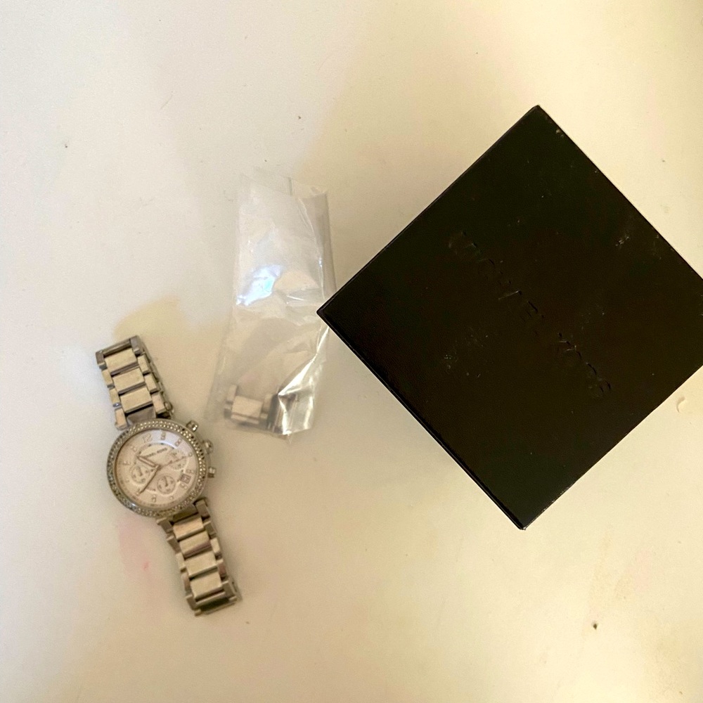 Micheal Kors women watch, original box, can be adjusted, sliver, big watch